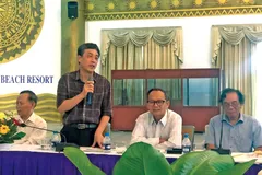 Nhà văn Nguyễn Bình Phương phát biểu tại tọa đàm “Làm thế nào để có vùng đất văn học?”