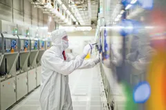Kỹ thuật viên làm việc tại nhà máy sản xuất chip ô tô Micron Technology.