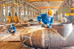 Khu vực công nghiệp xây dựng đã tạm thời chấm dứt đà tăng trưởng âm. Ảnh: NGUYỄn HOÀNG DƯỠNG