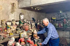 Nghệ nhân Phan Tiến Hữu, người được giao trông nom kho rối cổ của làng.