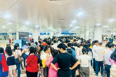 Khách đi metro.