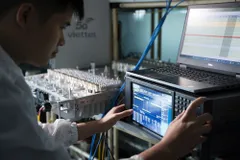 Tập trung vào việc xây dựng chiến lược quốc gia về dữ liệu, đầu tư mạnh vào hạ tầng số, và cải cách thể chế để thúc đẩy đổi mới công nghệ. 