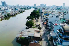 Kênh Đôi tồn tại nhiều nhà tạm bợ.