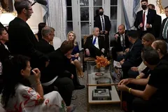 Thủ tướng Benjamin Netanyahu, ở giữa, gặp gỡ gia đình các con tin bị giam giữ ở Gaza, tại Washington, DC. Ảnh: GPO