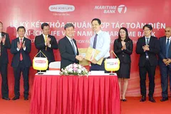 Ông Trần Đình Quân (Tổng Giám đốc Dai-ichi Việt Nam) và Huỳnh Bửu Quang (Tổng Giám đốc Maritime Bank) cùng ký kết thỏa thuận hợp tác toàn diện. 
