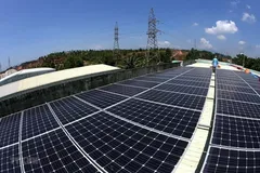 Hệ thống điện Mặt Trời áp mái được lắp đặt trên mái nhà xưởng của Trung tâm Sản xuất Thiết bị đo điện tử Điện lực miền Trung. (Ảnh: Ngọc Hà/TTXVN)