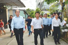 Bí thư Thành ủy TPHCM Nguyễn Thiện Nhân tìm hiểu tình hình xây dựng trái phép ở quận Thủ Đức.