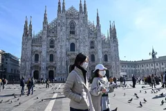 Đeo khẩu trang phòng lây nhiễm dịch viêm đường hô hấp cấp COVID-19 ở Duomo, Milan, Italy ngày 24/2/2020. (Ảnh: AFP/TTXVN)