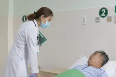 Bác sĩ chăm sóc cho bệnh nhân sau khi nội soi gắp di vật nhọn thành công