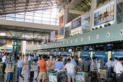 Hành khách xếp hàng làm thủ tục tại một sân bay. (Ảnh: Việt Hùng/Vietnam+)