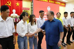 Ông Thào Xuân Sùng, Chủ tịch Hội Nông dân VN, chúc mừng những hội viên mới, là những sinh viên ở Trà Vinh