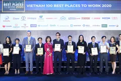 Bà Nguyễn Thị Phượng, Giám đốc Khối Nhân sự tập đoàn Nam Long (thứ năm từ phải sang) đại diện nhận giải.