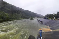 Hồ xả lũ, hàng chục người vẫn liều lĩnh giữa dòng tìm bắt cá