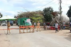 Các chốt chặn kiểm soát chặt chẽ người và phương tiện tại các điểm có trường hợp dương tính với SARS-CoV-2. (Ảnh: Quang Thai/TTXVN)