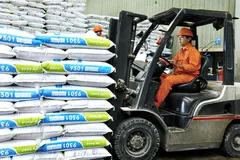 Giá nguyên liệu thế giới tăng chóng mặt khiến các nhà máy trong nước liên tục phải tăng giá bán lẻ thức ăn chăn nuôi - Ảnh: TRẦN MẠNH