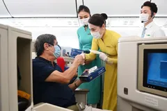 Các vị khách may mắn nhận được phần quà bất ngờ từ Vietnam Airlines.