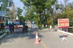 Lực lượng chức năng chốt chăn tại xã Phong Hòa, huyện Phong Điền, Thừa Thiên-Huế. (Ảnh: Tường Vi/TTXVN)