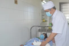 Bác sĩ chăm sóc cho nạn nhân sau khi phẫu thuật thành công