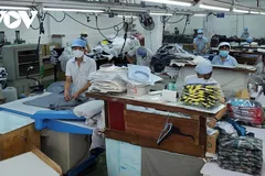 Công nhân Công ty Cổ phần may Bình Minh thực hiện cách giãn ở nhà xưởng sản xuất.