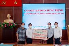 Ông Nguyễn Đình Trung – Chủ tịch Tập đoàn Hưng Thịnh (thứ 2 từ trái sang) trao tặng 200 máy thở oxy dòng cao trị giá 14 tỷ đồng cho ông Phan Văn Mãi - Ủy viên Trung ương Đảng, Phó Bí thư Thường trực Thành ủy TPHCM (thứ 2 từ phải sang) 