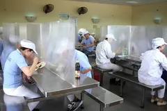 Nhà ăn của công nhân có vách ngăn, đảm bảo giãn cách. (Nguồn: TTXVN)