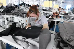 Công ty Triệu Phú Lộc chuyên chế biến đồ nội thất gia dụng tại huyện Bắc Tân Uyên, tỉnh Bình Dương duy trì sản xuất trong điều kiện mới. (Ảnh: Dương Chí Tưởng/TTXVN)