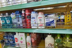 Nhiều mặt hàng không được niêm yết giá bán tại cửa hàng Bách Hóa Xanh Ninh Thuận số 2 - Ảnh: QLTT