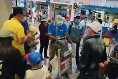 Ngành du lịch sẽ khó kích cầu, tung tour giá rẻ phù hợp với số đông người dân nếu vé máy bay bị áp giá sàn - Ảnh: C.T.