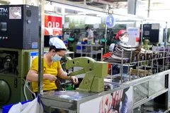 Nhiều nhà máy đang duy trì sản xuất với lượng công nhân 20 - 30% theo phương án “3 tại chỗ” hoặc “2 điểm đến - 1 cung đường”