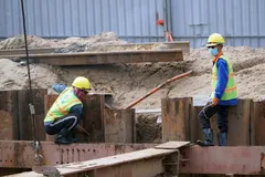 Thi công tại hầm chui Nguyễn Văn Linh - Nguyễn Hữu Thọ. Ảnh: Hà An