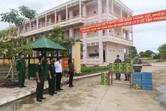 Công ty Điện lực Sóc Trăng trao hỗ trợ cho người dân trở về quê tại Trường Quân sự Quân khu 9.