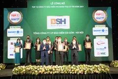 Ông Nguyễn Văn Trưởng – Phó TGĐ BSH (đứng giữa hàng đầu tiên) tham gia lễ công bố và vinh danh Top 10 thương hiệu bảo hiểm uy tín 2021