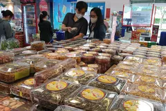 Người dân mua sắm hạt dưa, hạt điều, mứt Tết... tại siêu thị Co.opmart Chu Văn An vào sáng 19-12 - Ảnh: N.TRÍ