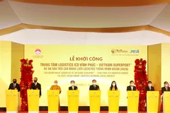 Chủ tịch Quốc hội Vương Đình Huệ cùng các vị đại biểu bấm nút khởi công Trung tâm Logistics ICD Vĩnh Phúc