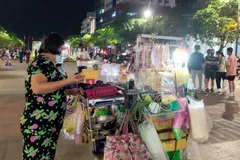 Người bán hàng rong cũng chỉ trông chờ bán buôn được trong những ngày lễ, Tết cuối năm. (Ảnh: Trịnh Giang)