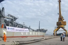 Ông Nguyễn Anh Tuấn-Phó Tổng Giám đốc VIMC Hậu Giang phất cờ hiệu lệnh thực hiện đấu nối đường ống bơm chuyên dụng.