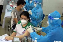 Tiêm vắc xin ngừa COVID-19 cho học sinh ở huyện Củ Chi, TP.HCM - Ảnh: T.T.D