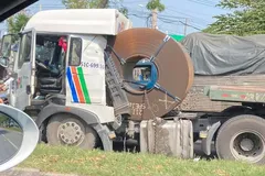 Cuộn thép đè móp cabin xe đầu kéo trên đại lộ Nguyễn Văn Linh (TP.HCM) ngày 15-3 - Ảnh: A.X.