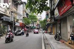 Các cửa hàng trên phố Lương Văn Can vẫn đóng cửa.