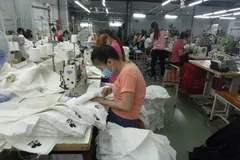 Người lao động đang rất trông chờ được tăng lương - Ảnh: VŨ THỦY