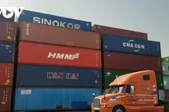 Container hàng hóa xuất khẩu của doanh nghiệp ở cảng chờ doanh nghiệp logistics chuyển xuống tàu. (Ảnh: Lệ Hằng)
