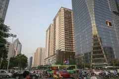 Đường Lê Văn Lương giao nhau với đường Nguyễn Tuân, Hoàng Văn Giám luôn trong tình trạng tắc kín đường vào các giờ cao điểm. (Ảnh: HV/Vietnam+)