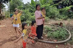 Kết cấu cộng đồng của các buôn làng có thể bị phá vỡ bởi những kiểu kinh doanh bất động sản thiếu lành mạnh, đầy thủ đoạn của các đầu nậu.