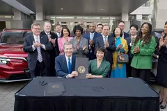 Phó Chủ tịch Vingroup kiêm Tổng giám đốc toàn cầu VinFast Lê Thị Thu Thủy và Thống đốc bang Bắc Carolina Roy Cooper trong Lễ ký kết MoU về dự án xây dựng nhà máy VinFast tại Mỹ hồi tháng 3/2022.