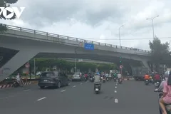 Hiện, tất cả các loại phương tiện bị cấm lưu thông qua cầu vượt Nguyễn Hữu Cảnh. (Ảnh: Hữu Hướng)