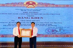 Đại diện Công ty TNHH MTV Xi măng Cần Thơ - Hậu Giang nhận Bằng khen của Thủ tướng Chính phủ.