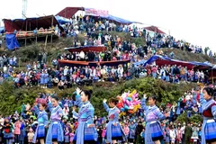 Người dân nô nức du Xuân