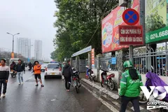 Các tài xế taxi, xe công nghệ cho biết họ không được lái xe vào bến Giáp Bát để đón khách.