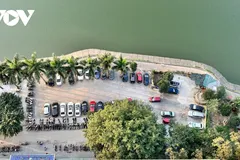 Một bãi xe tự phát trước sảnh nhà VP 6 Linh Đàm (quận Hoàng Mai, Hà Nội)