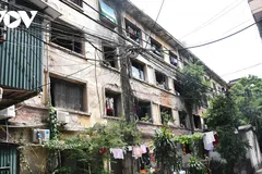 Dãy nhà 8 khu tập thể Đại học Kinh tế Quốc dân (ngõ Tự Do, quận Hai Bà Trưng, Hà Nội) được xây dựng từ những năm 1959 – 1960.